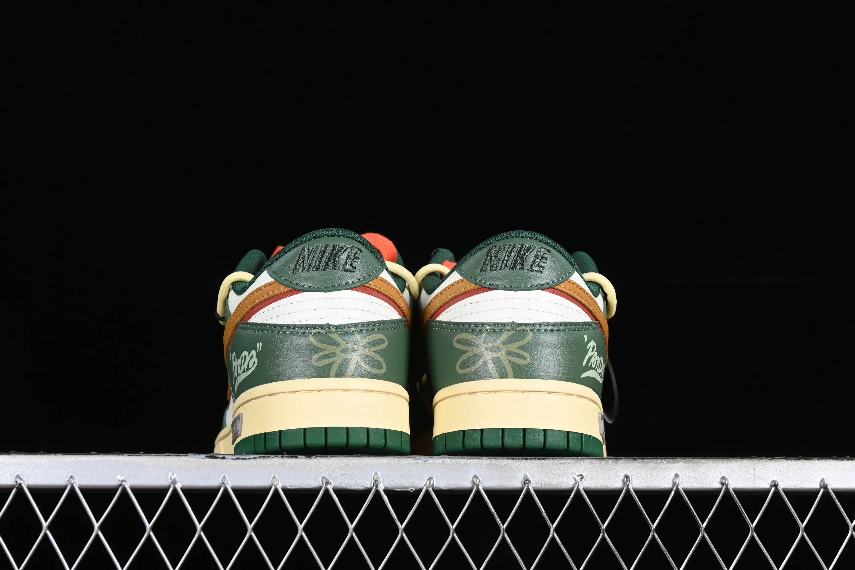 All Categories Nk SB Dunk Series Nk SB Dunk Low Low-top Sneakers Nk Dunk Low Panda Prank-Street Summer Graffiti Green Orange SB Strappy Low-top Casual Sneakers DD1391-300